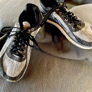 Altra Escalante Size 8 Black and White Athletic Running Shoes Sneakers